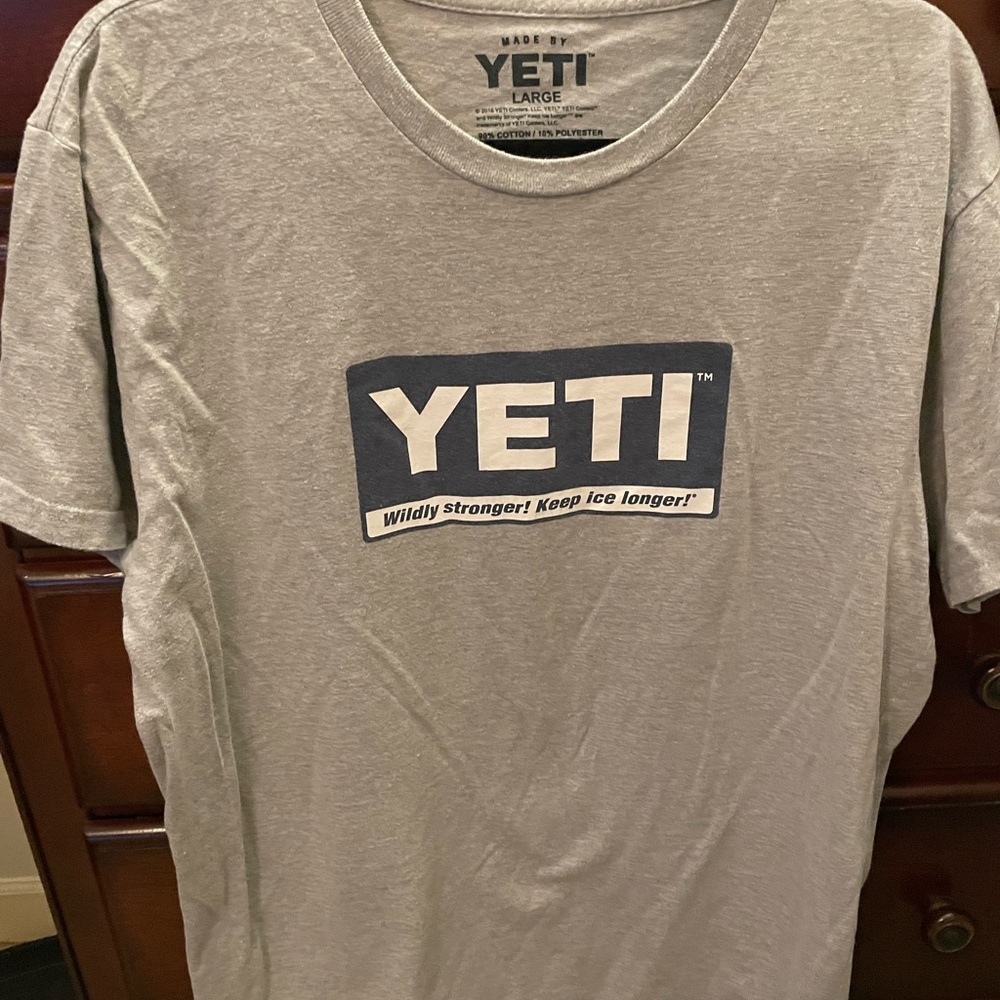 Yeti Gray Shirt L box logo